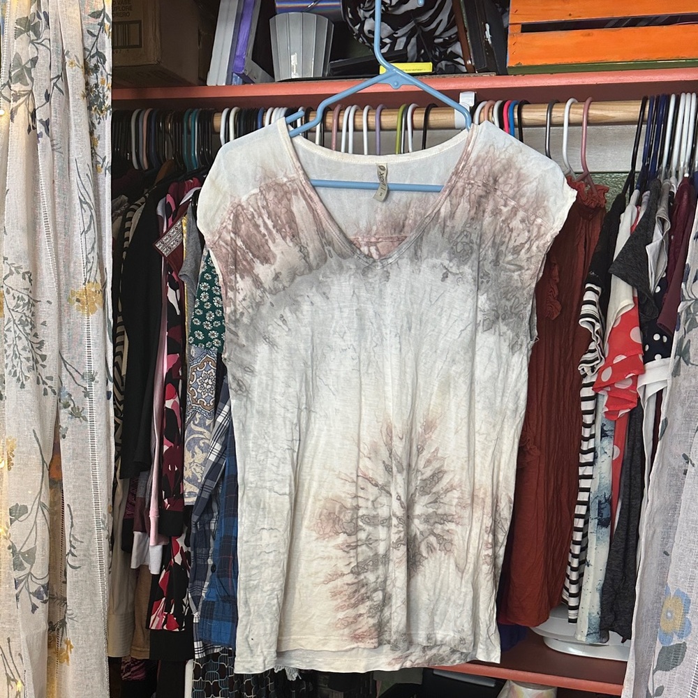 XCVI Women's Tie-Dye V-Neck Top in Light Gray and Taupe Accents